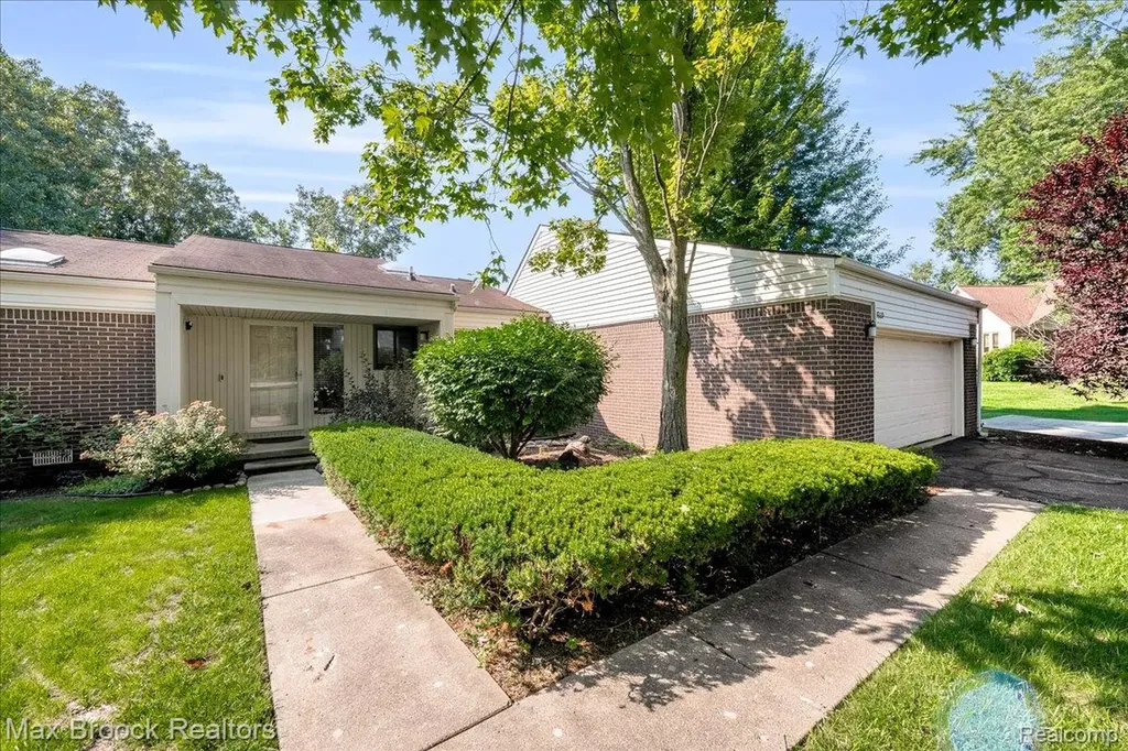 5229 Simpson Lake Road West Bloomfield Charter Township MI 48323