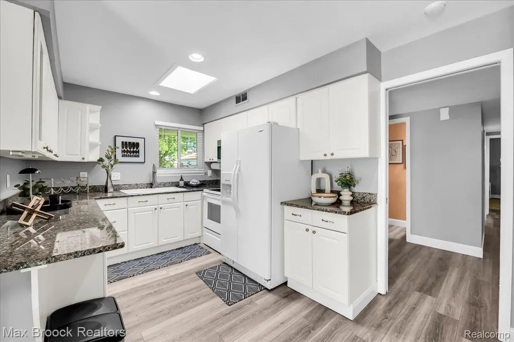 5229 Simpson Lake Road West Bloomfield Charter Township MI 48323