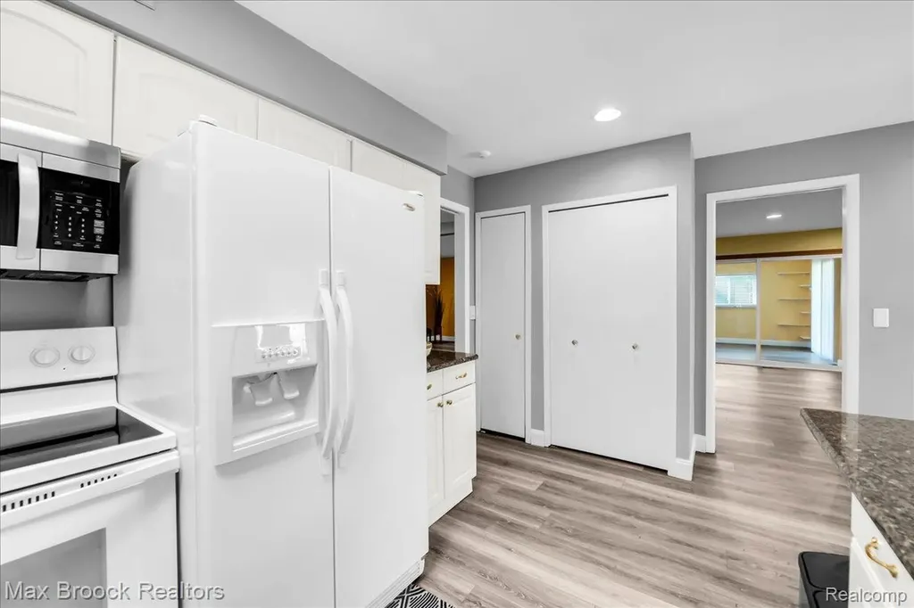 5229 Simpson Lake Road West Bloomfield Charter Township MI 48323