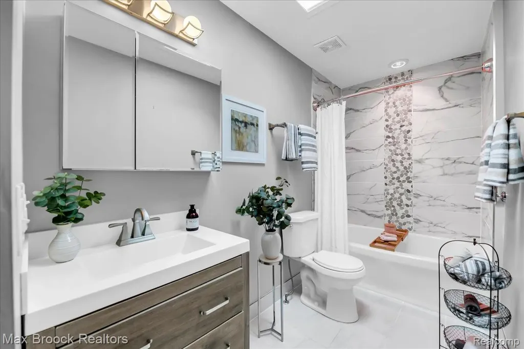 5229 Simpson Lake Road West Bloomfield Charter Township MI 48323
