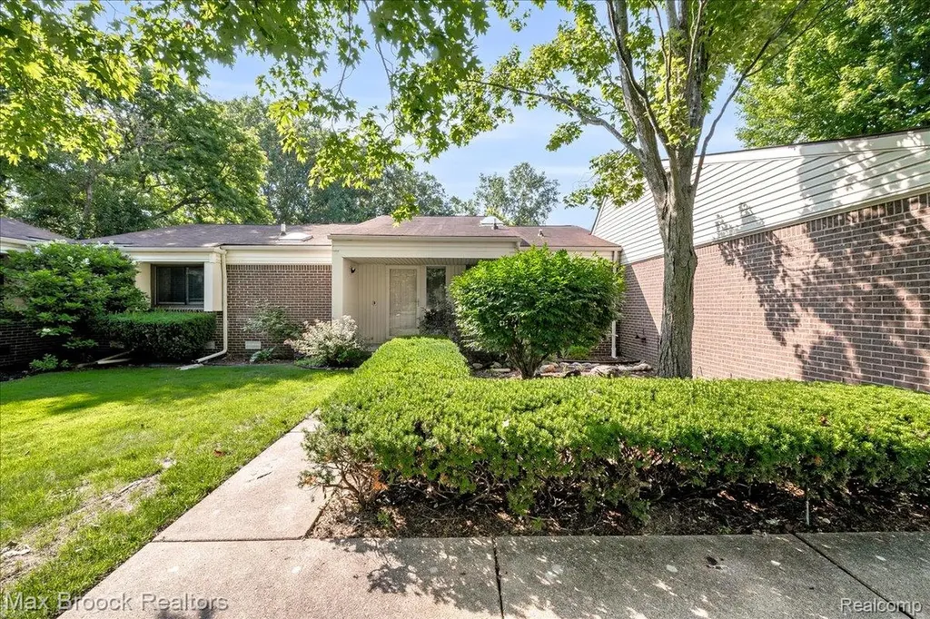 5229 Simpson Lake Road West Bloomfield Charter Township MI 48323