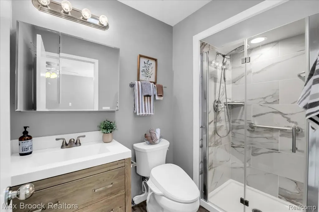 5229 Simpson Lake Road West Bloomfield Charter Township MI 48323