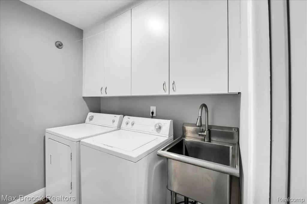 5229 Simpson Lake Road West Bloomfield Charter Township MI 48323
