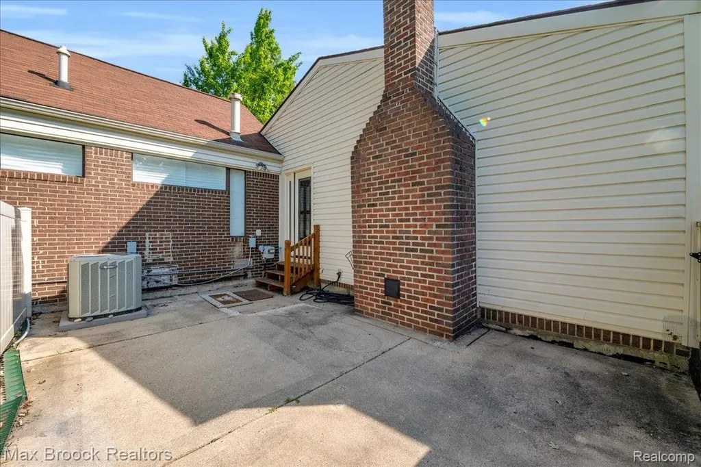 5229 Simpson Lake Road West Bloomfield Charter Township MI 48323