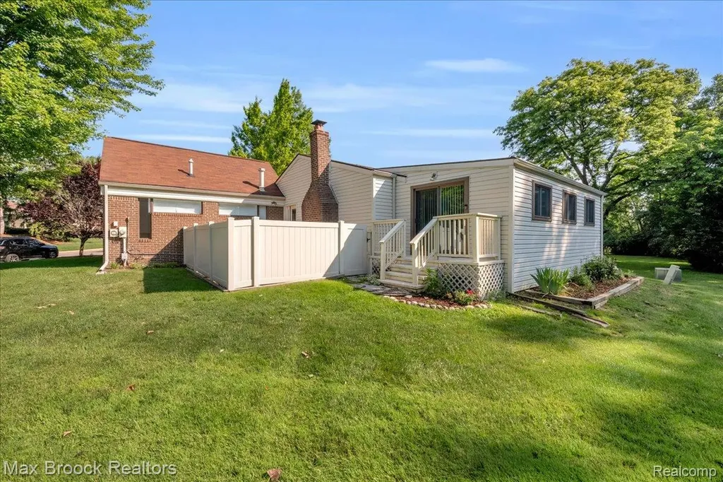 5229 Simpson Lake Road West Bloomfield Charter Township MI 48323