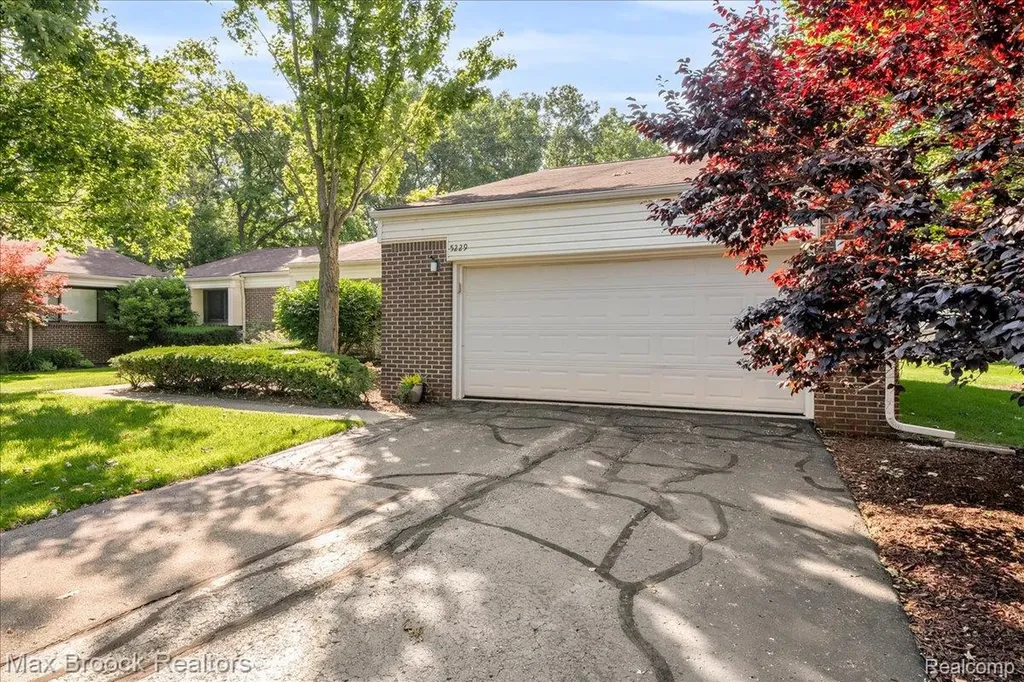 5229 Simpson Lake Road West Bloomfield Charter Township MI 48323