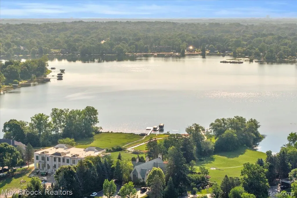 5229 Simpson Lake Road West Bloomfield Charter Township MI 48323