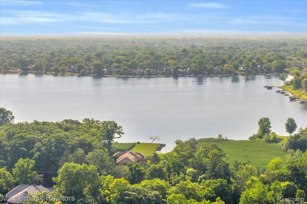 5229 Simpson Lake Road West Bloomfield Charter Township MI 48323