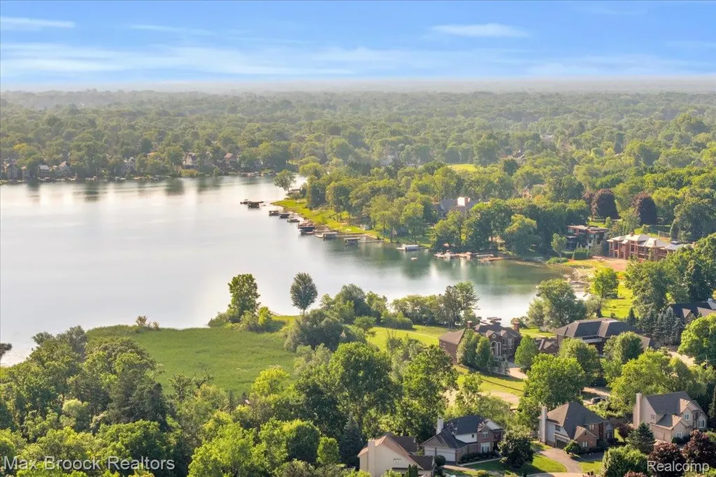 5229 Simpson Lake Road West Bloomfield Charter Township MI 48323