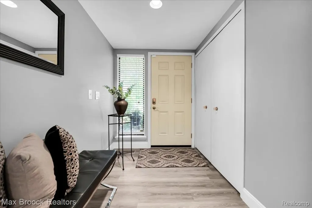 5229 Simpson Lake Road West Bloomfield Charter Township MI 48323