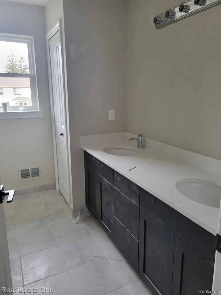 1983 Chancery Drive Troy City MI 48085