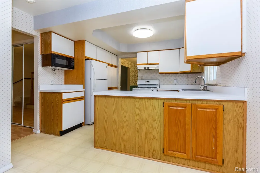 21581 Birchwood Street N Farmington City MI 48336