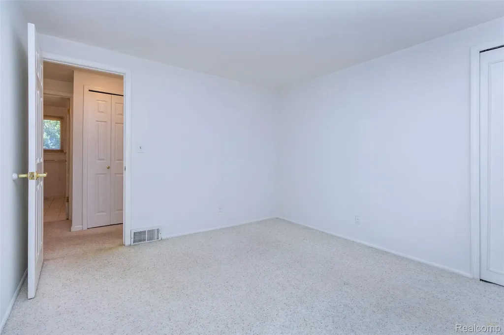 21581 Birchwood Street N Farmington City MI 48336