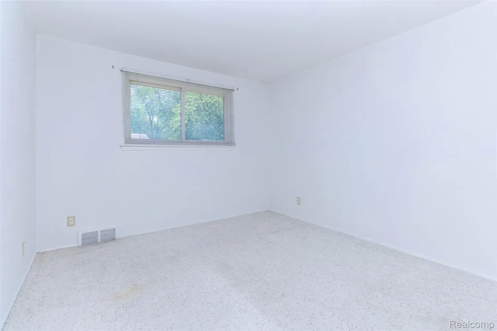 21581 Birchwood Street N Farmington City MI 48336