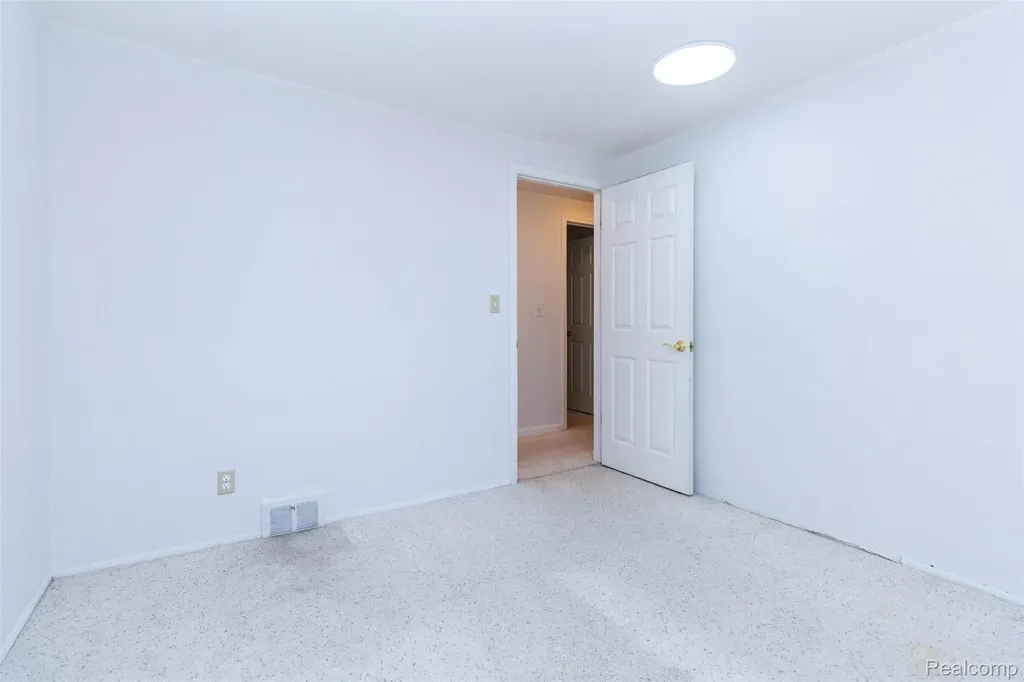 21581 Birchwood Street N Farmington City MI 48336