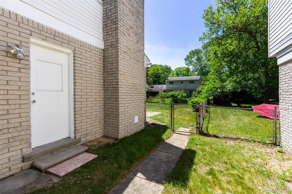 21581 Birchwood Street N Farmington City MI 48336