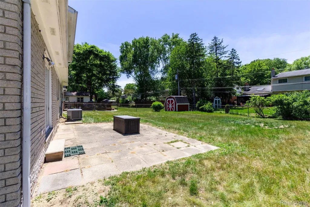 21581 Birchwood Street N Farmington City MI 48336