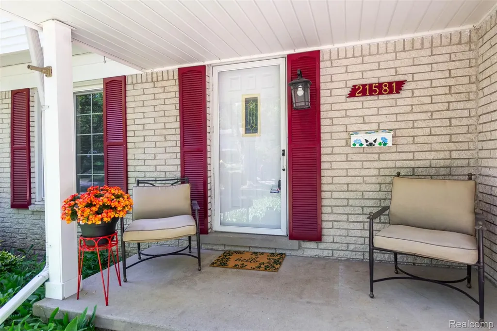 21581 Birchwood Street N Farmington City MI 48336