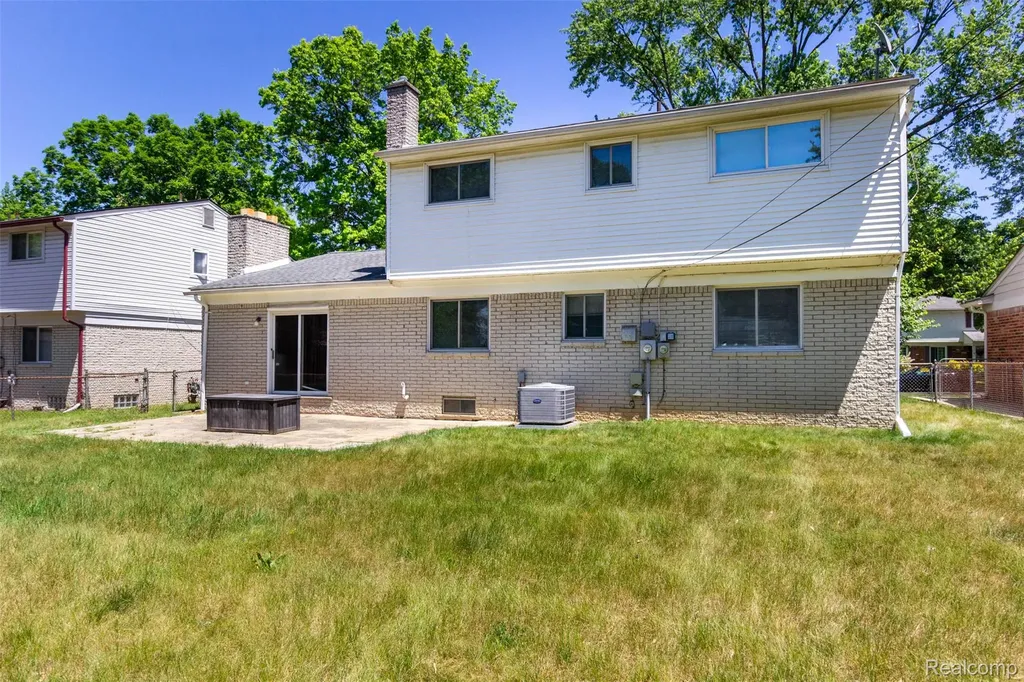 21581 Birchwood Street N Farmington City MI 48336