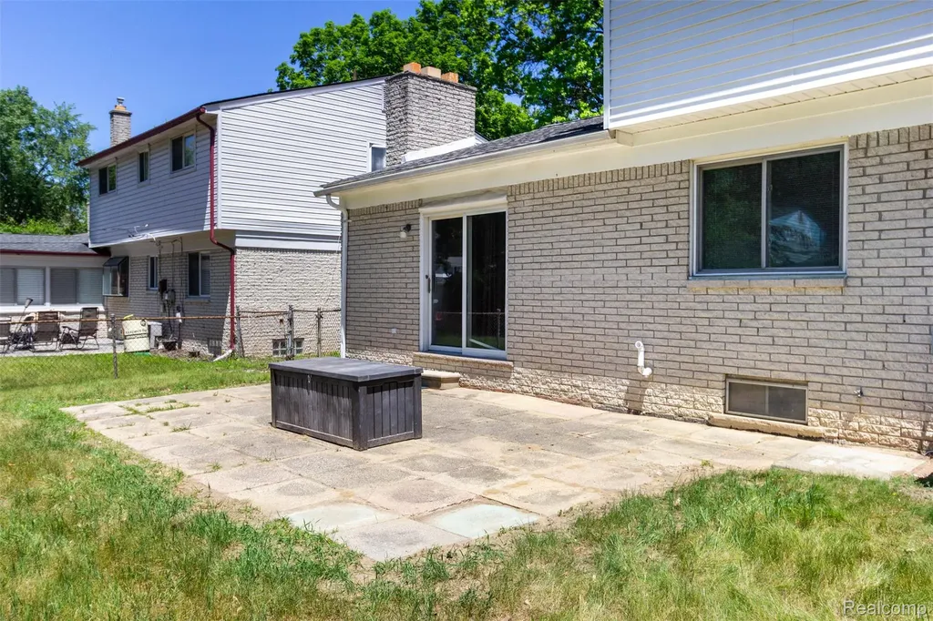 21581 Birchwood Street N Farmington City MI 48336