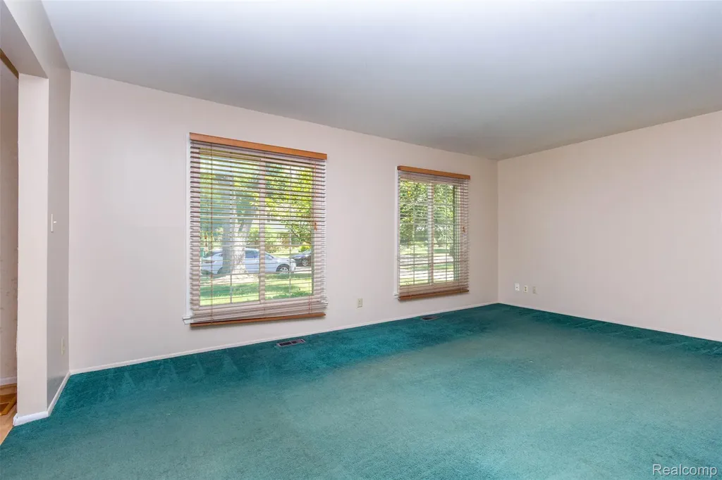 21581 Birchwood Street N Farmington City MI 48336