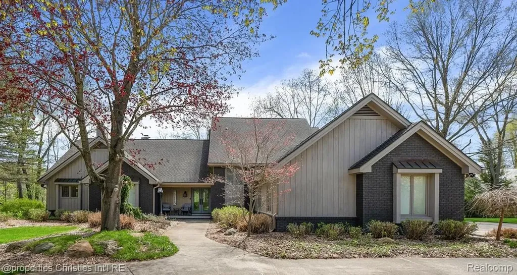 1071 Woodbridge Lane Oakland Charter Township MI 48306