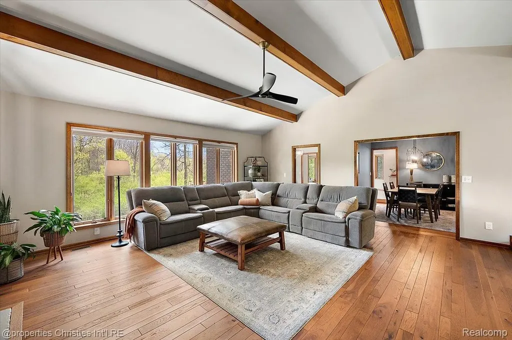 1071 Woodbridge Lane Oakland Charter Township MI 48306