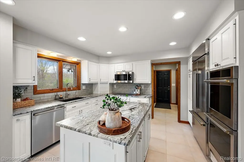 1071 Woodbridge Lane Oakland Charter Township MI 48306
