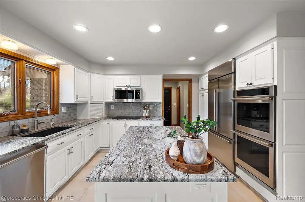 1071 Woodbridge Lane Oakland Charter Township MI 48306
