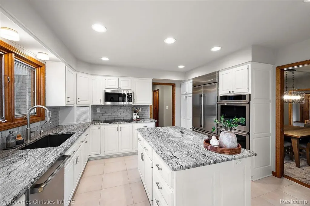 1071 Woodbridge Lane Oakland Charter Township MI 48306