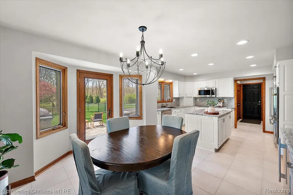 1071 Woodbridge Lane Oakland Charter Township MI 48306