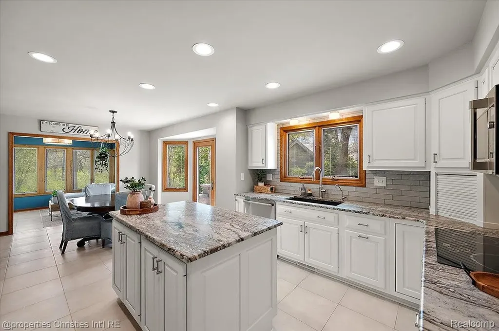 1071 Woodbridge Lane Oakland Charter Township MI 48306