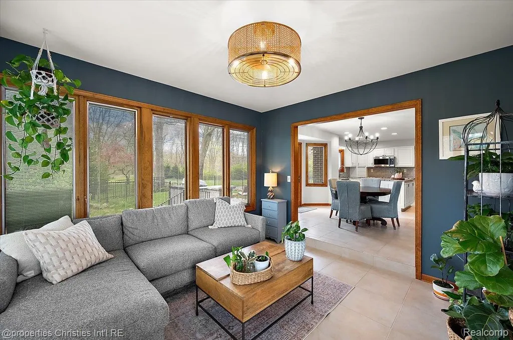 1071 Woodbridge Lane Oakland Charter Township MI 48306