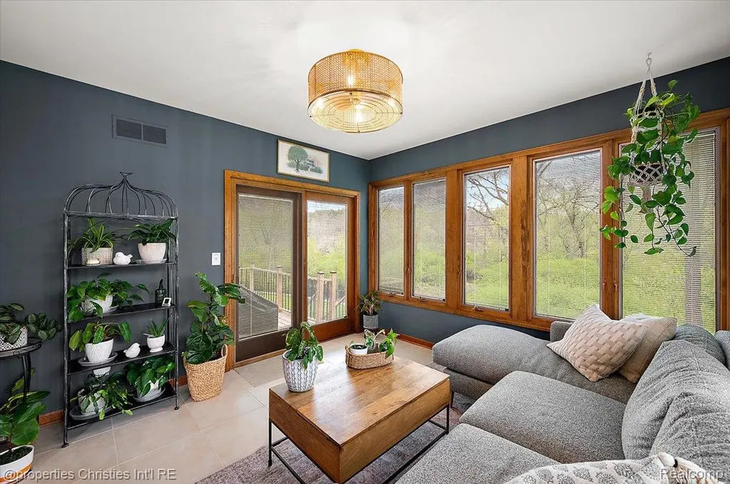 1071 Woodbridge Lane Oakland Charter Township MI 48306