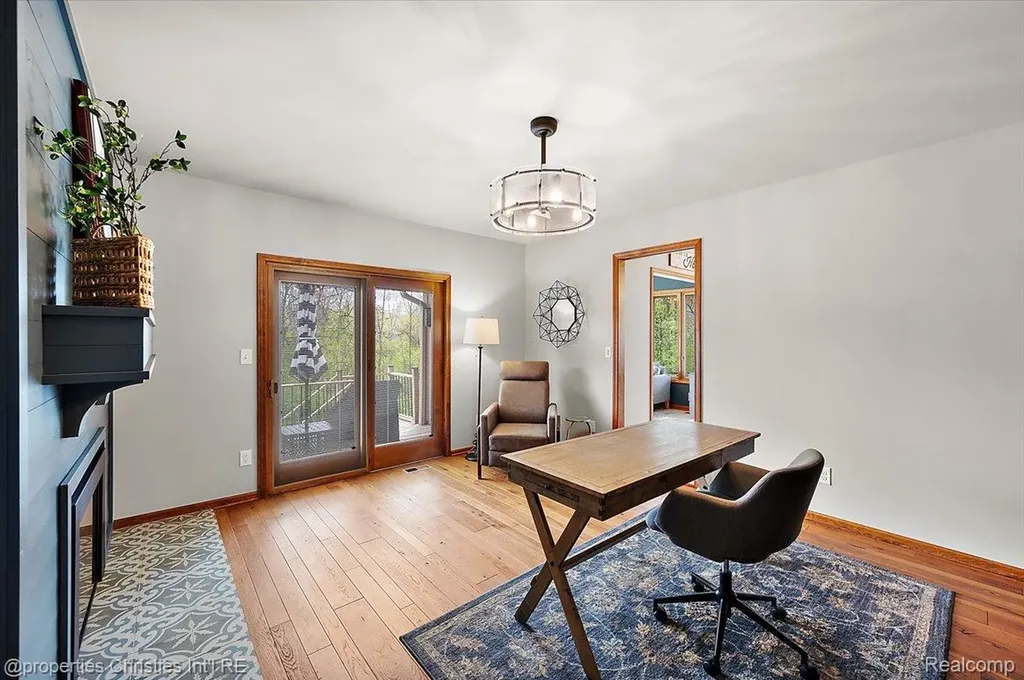 1071 Woodbridge Lane Oakland Charter Township MI 48306