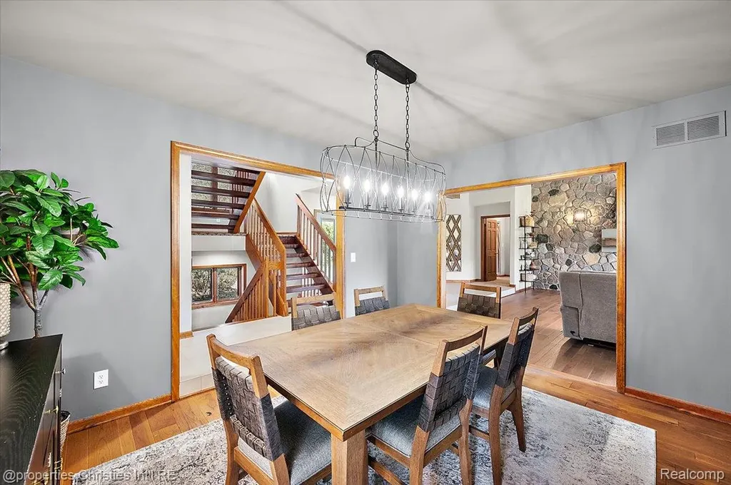 1071 Woodbridge Lane Oakland Charter Township MI 48306