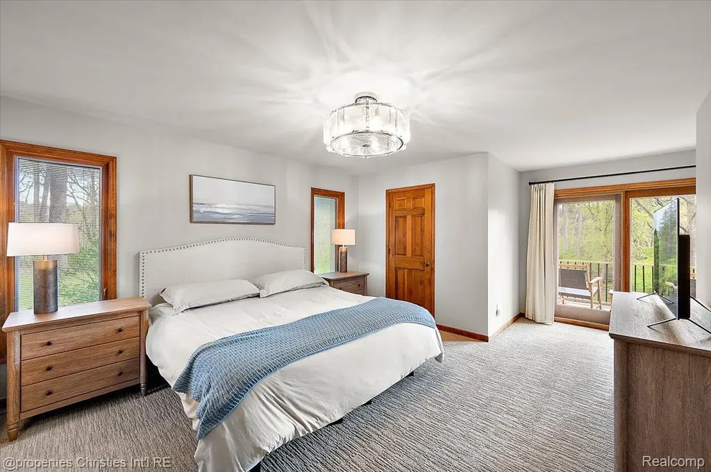 1071 Woodbridge Lane Oakland Charter Township MI 48306