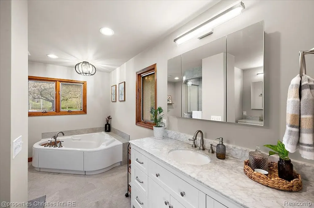 1071 Woodbridge Lane Oakland Charter Township MI 48306