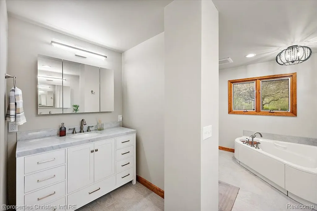 1071 Woodbridge Lane Oakland Charter Township MI 48306