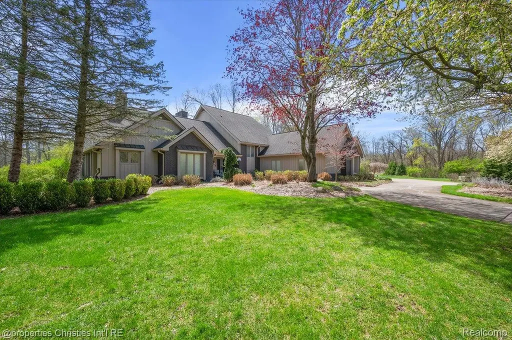 1071 Woodbridge Lane Oakland Charter Township MI 48306