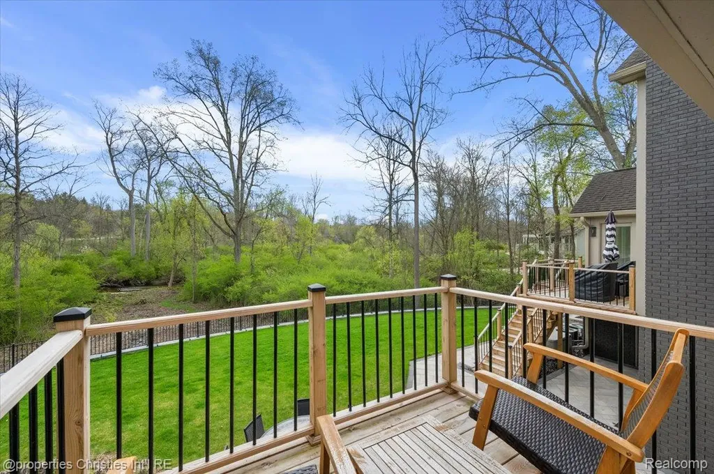 1071 Woodbridge Lane Oakland Charter Township MI 48306