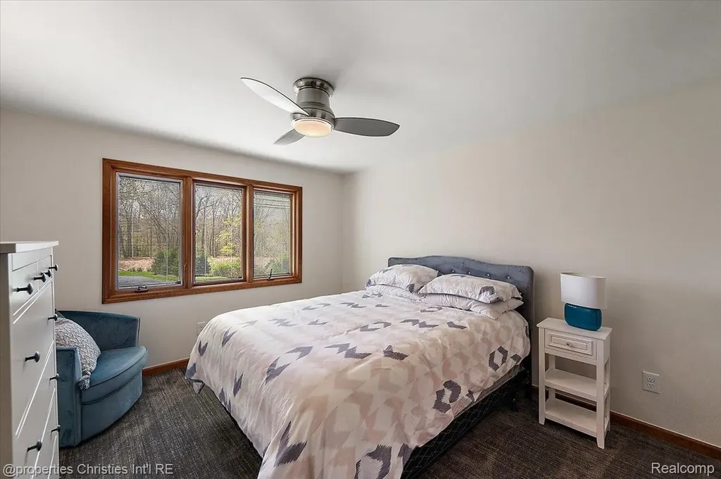 1071 Woodbridge Lane Oakland Charter Township MI 48306