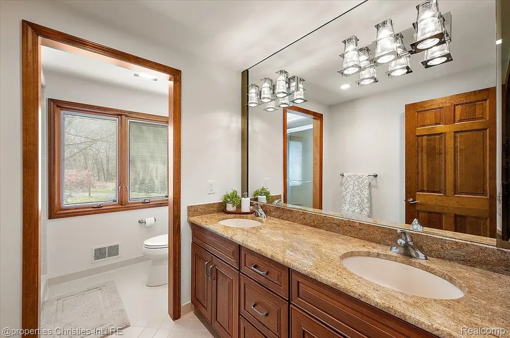 1071 Woodbridge Lane Oakland Charter Township MI 48306
