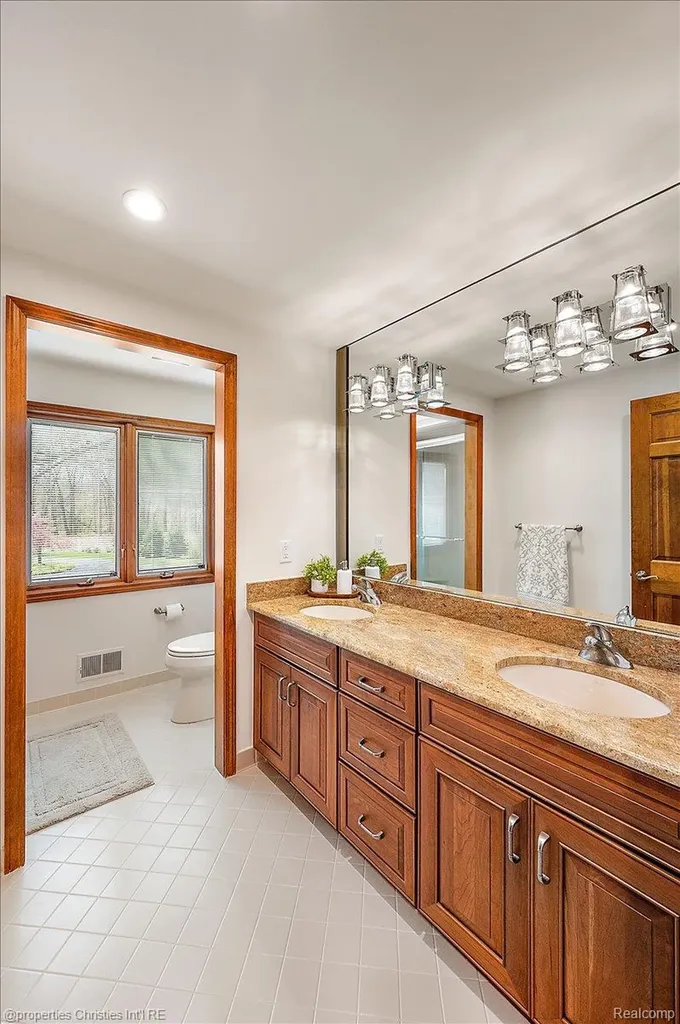 1071 Woodbridge Lane Oakland Charter Township MI 48306