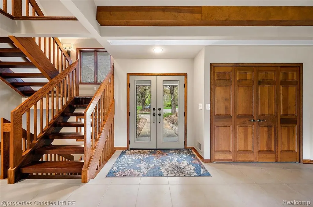1071 Woodbridge Lane Oakland Charter Township MI 48306