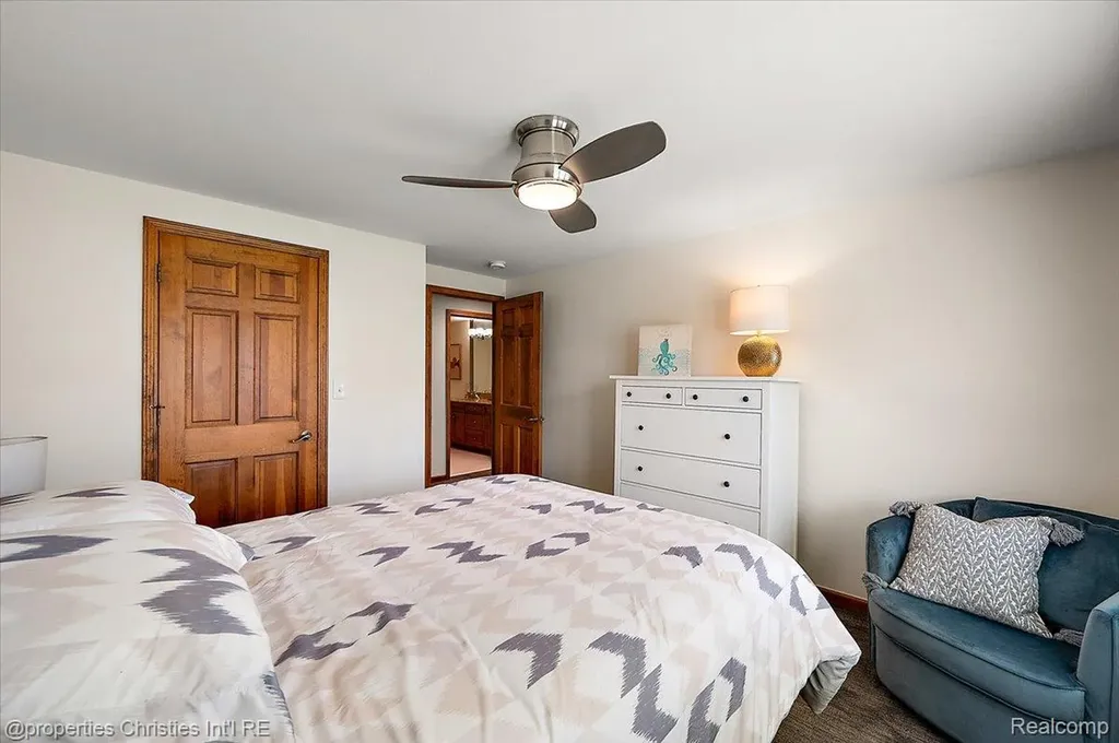 1071 Woodbridge Lane Oakland Charter Township MI 48306
