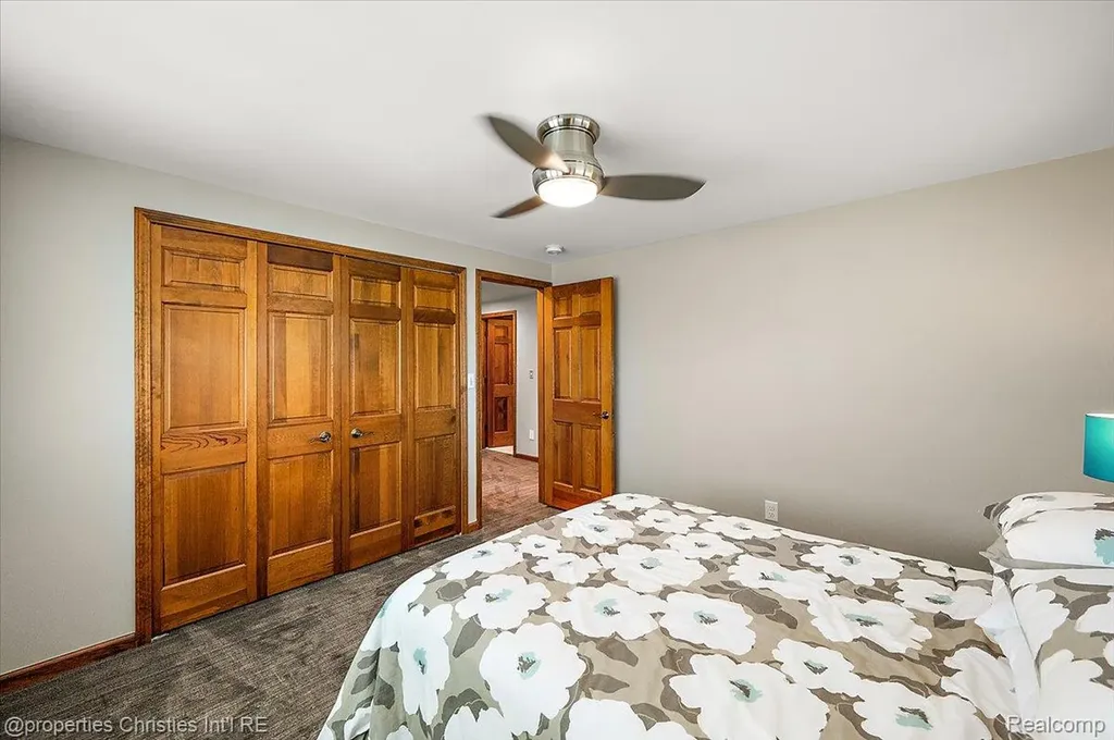 1071 Woodbridge Lane Oakland Charter Township MI 48306