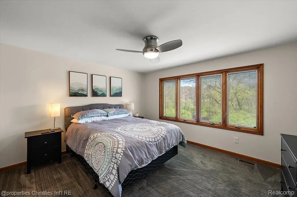 1071 Woodbridge Lane Oakland Charter Township MI 48306