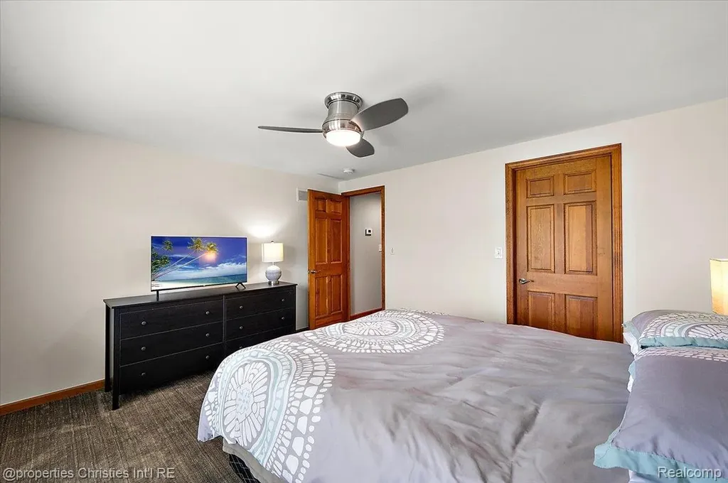 1071 Woodbridge Lane Oakland Charter Township MI 48306