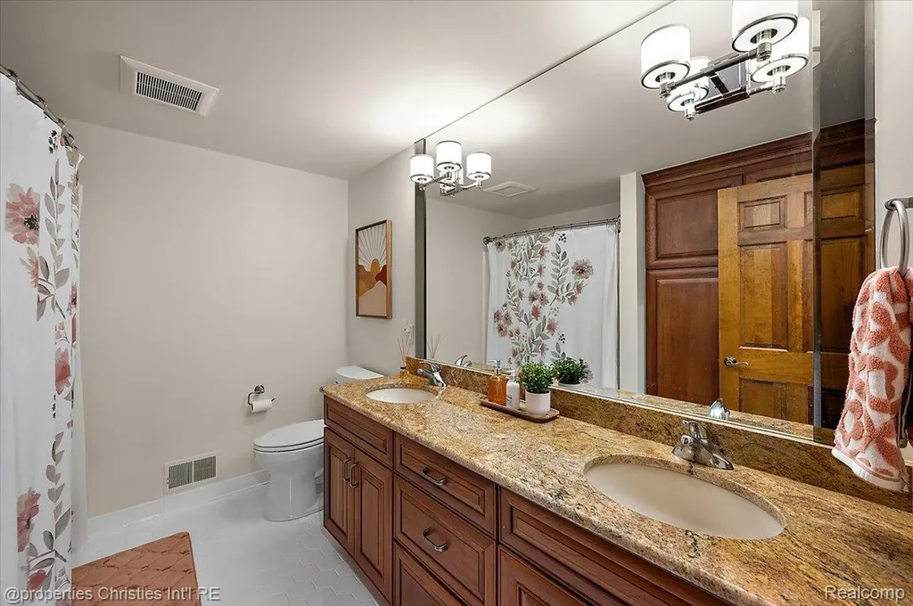 1071 Woodbridge Lane Oakland Charter Township MI 48306